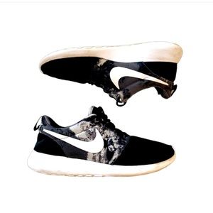 NIKE Mesh Print Running Shoe